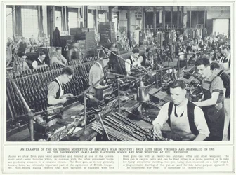Bren-geweren worden afgewerkt en geassembleerd in een van de kleine wapenfabrieken van de overheid, uit The Illustrated War News, gepubliceerd op 22 november 1939